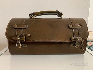 Borsa in vero cuoio marron- fango forma cilindrica