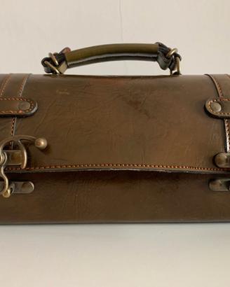 Borsa in vero cuoio marron- fango forma cilindrica