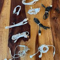 Lotto di cavetti + auricolari + speaker bluetooth