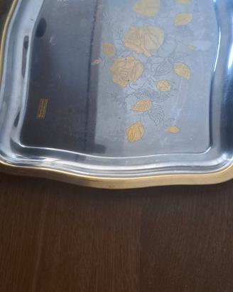 vassoio in alluminio e decorazioni in oro 