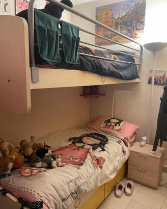 Cameretta bambini su due livelli con scaletta