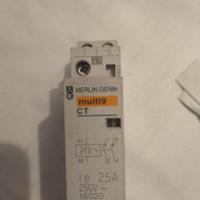 Teleruttore a 24 V due contatti sempre apert