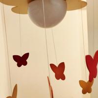 Lampadario a fiore con farfalle