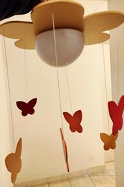 Lampadario a fiore con farfalle