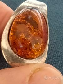 Anello con ambra 