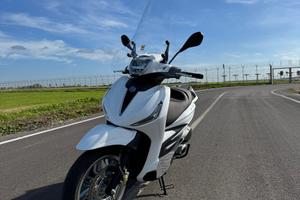 Piaggio Beverly 300 bianco