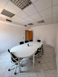 Postazioni di lavoro e sala riunioni disponibili