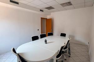Postazioni di lavoro e sala riunioni disponibili