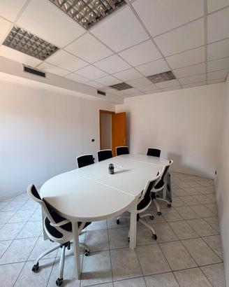 Postazioni di lavoro e sala riunioni disponibili