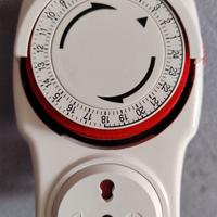 Programmatore a ciclo giornaliero con spina 16 A