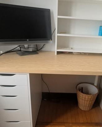 Scrivania con cassettiera