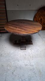 2 tavoli e una rete letto singola