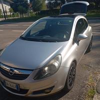 macchina Opel corsa
