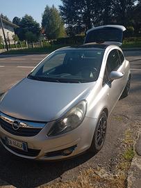 macchina Opel corsa