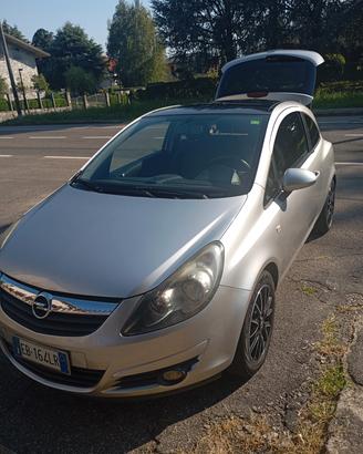 macchina Opel corsa