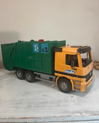 camion spazzatura mercedes bruder giocattolo