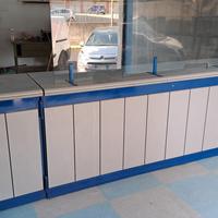 Banco e scaffali negozio