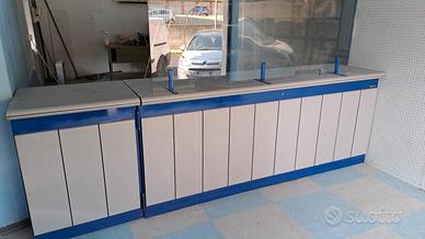 Banco e scaffali negozio