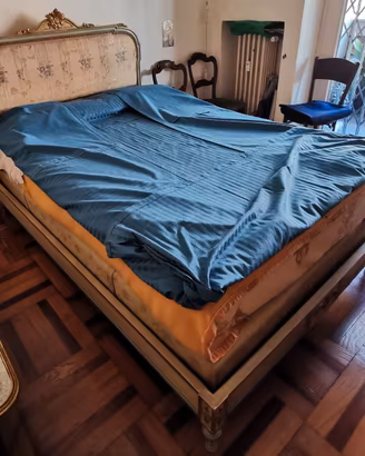 Letto e poltrona laccati Manifattura Bertoni