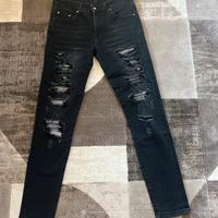 Jeans slim fit nero con toppe bianche
