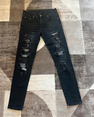 Jeans slim fit nero con toppe bianche