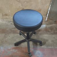 Seggiolo regolabile con seduta girevole.