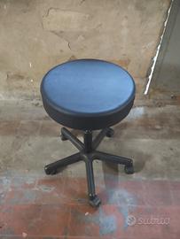 Seggiolo regolabile con seduta girevole.