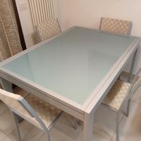 Tavolo da giardino in vetro e metallo 