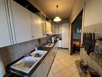 cucina intera con elettrodomestici