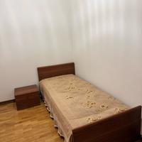 2 letti singoli e 2 comodini