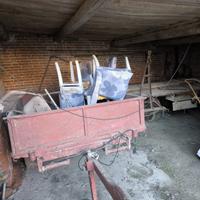 Carro agricolo d’epoca rosso 2 ruote