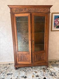 Armadio antico in legno intagliato con vetri decor