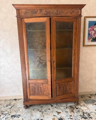 Armadio antico in legno intagliato con vetri decor