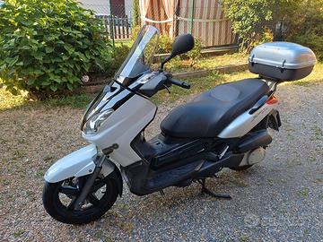 YAMAHA XMAX 250