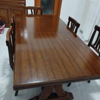Tavolo e sedie in legno