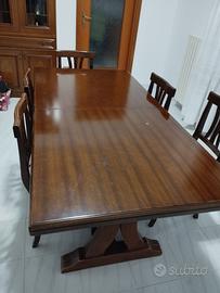 Tavolo e sedie in legno