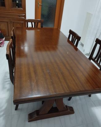 Tavolo e sedie in legno