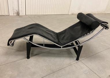 poltrona LC4 prodotta da Cassina