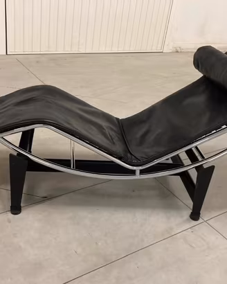 poltrona LC4 prodotta da Cassina