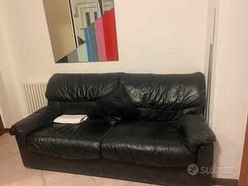 Divano tre posti in pelle nera