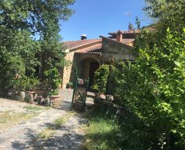 Porzione di villa con solarium, giardino e piscina