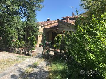 Porzione di villa con solarium, giardino e piscina