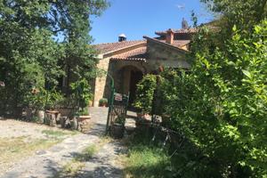 Porzione di villa con solarium, giardino e piscina