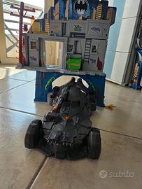 Quartier generale di Batman e Batmobile.