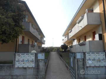 Polesella, trilocale arredato con garage doppio