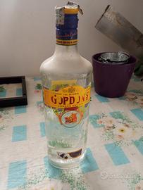 vecchia bottiglia di Gin Gordon per esposizione 