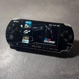PSP 3004 con batteria, cavo e giochi