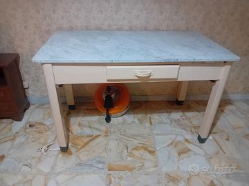 Tavolo da cucina con piano in marmo