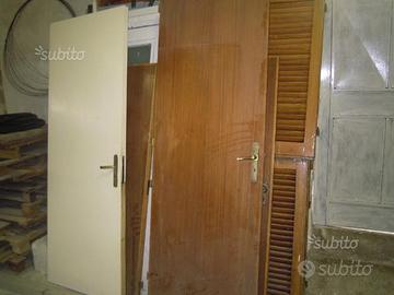 Porte di vario genere e pannelli in truciolato
