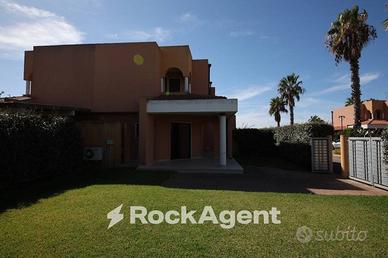 VILLA CON AMPIO GIARDINO ANGOLARE, ACQUE CHIARE, B